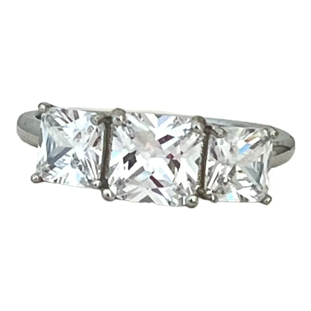 New Three Stone CZ Ring Princess Cut Cubic Zirconia Silver Tone Size 9 - 5V